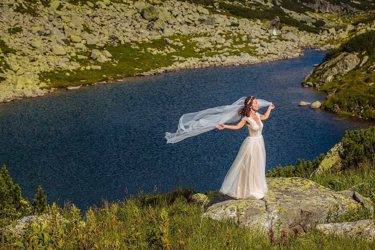Sedinta foto dupa nunta la altitudinea de 2.040 m cu Pusa si Foca